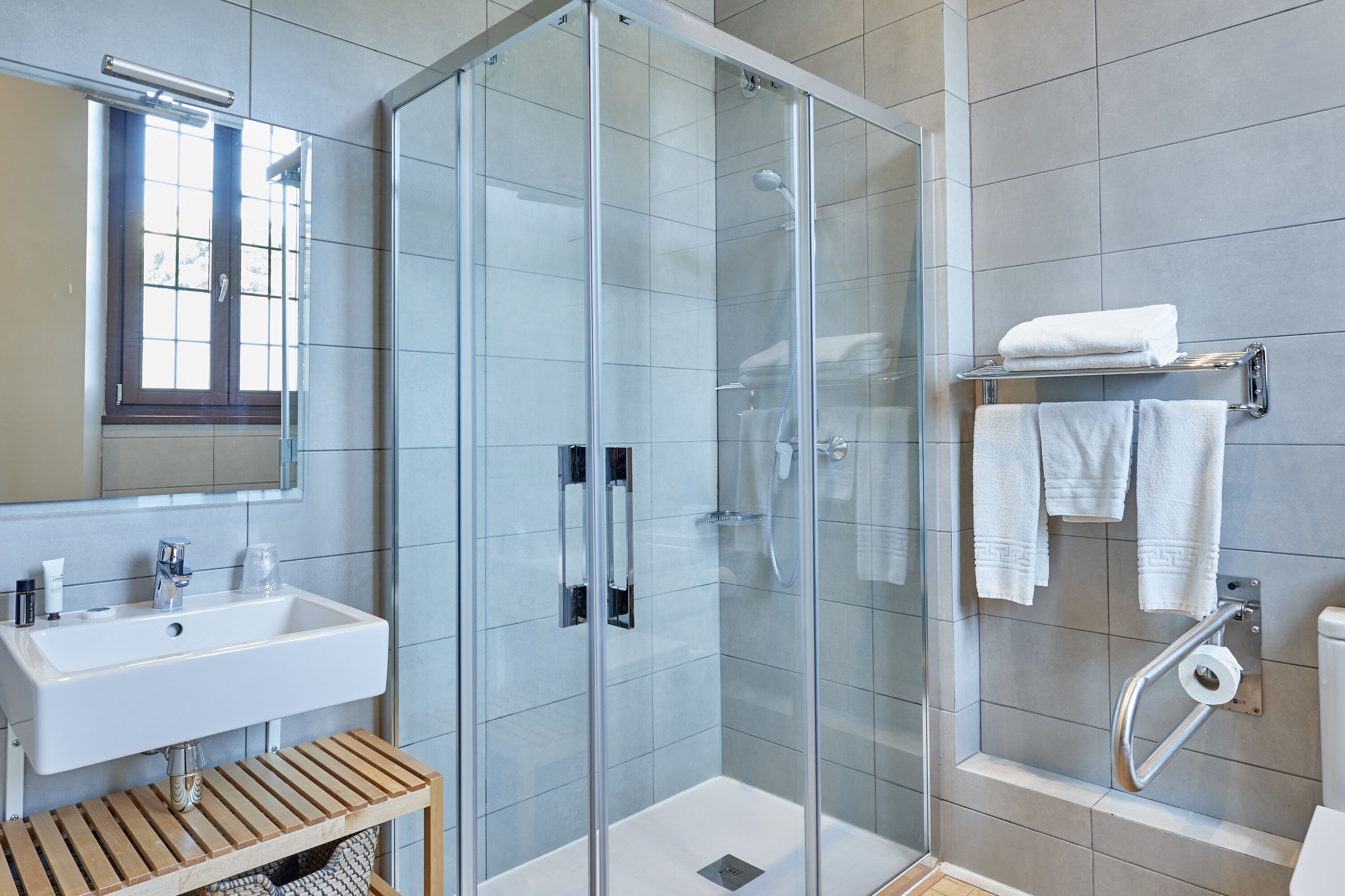 triple room | bathroom | shower, free toiletries, hair dryer, towels
