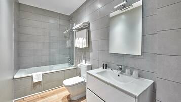 Chambre Quadruple | Salle de bain | Douche, articles de toilette gratuits, sĂšche-cheveux