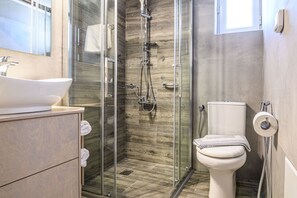 Ducha, secador de pelo, bidet, toallas