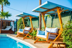 季节性开放的室外游泳池，11:00 至 19:00 开放，免费小屋，池畔遮阳伞