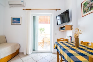 Appartement, 1 slaapkamer, uitzicht op zee | Woonruimte | Plasmatelevisie en een dvd-speler