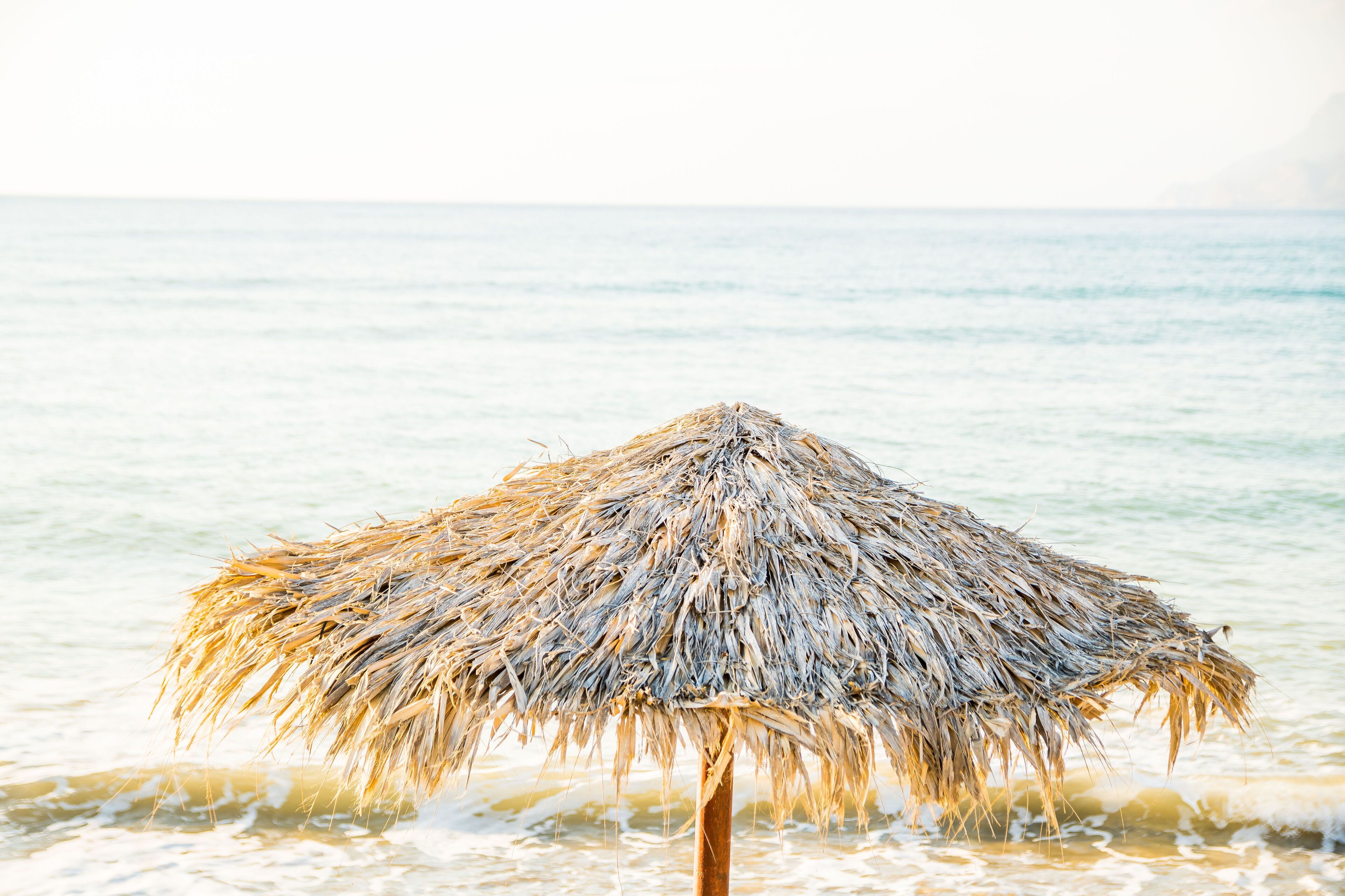 Un paraguas de paja en la playa.