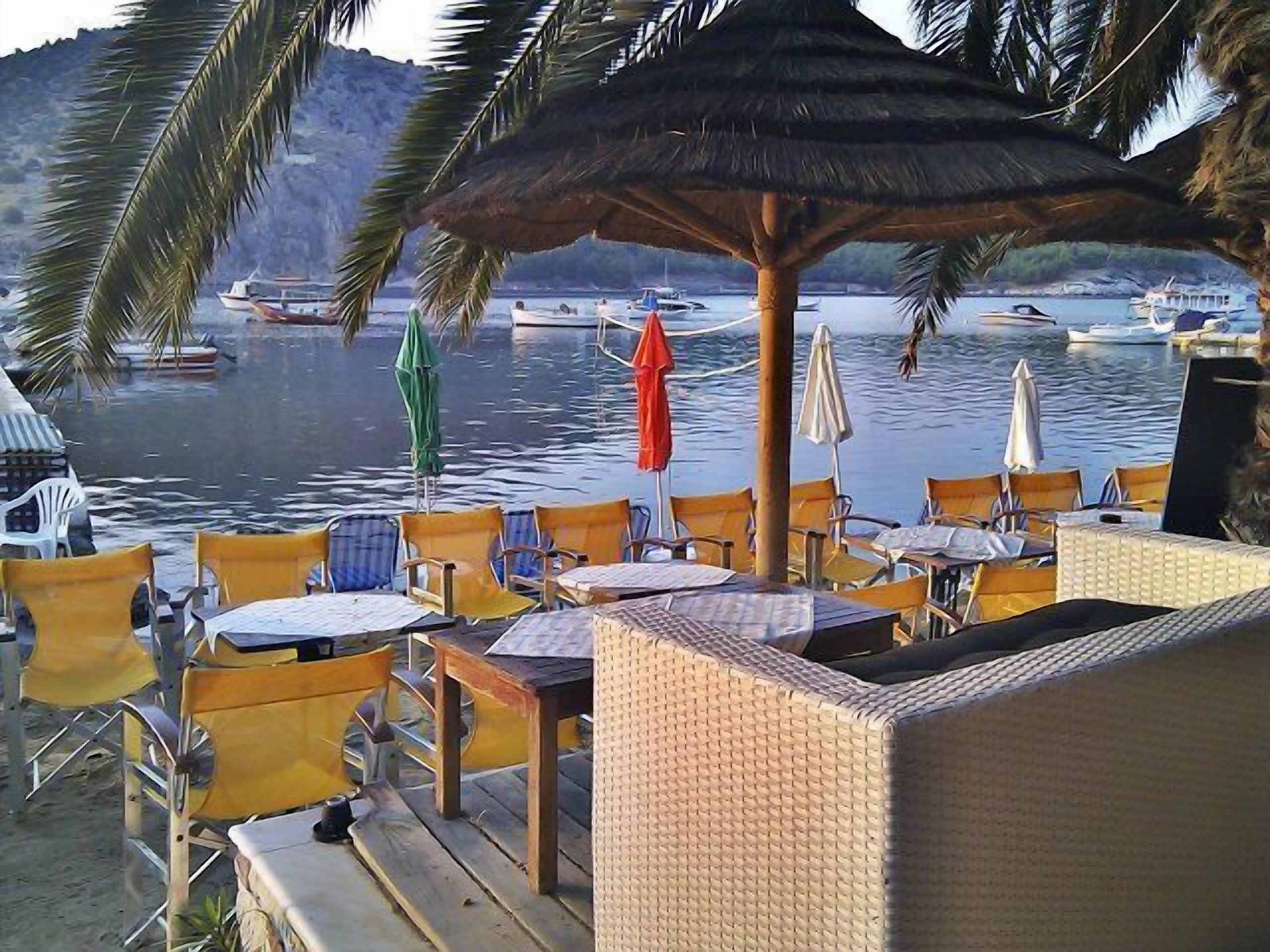 breakfast, lunch and dinner served