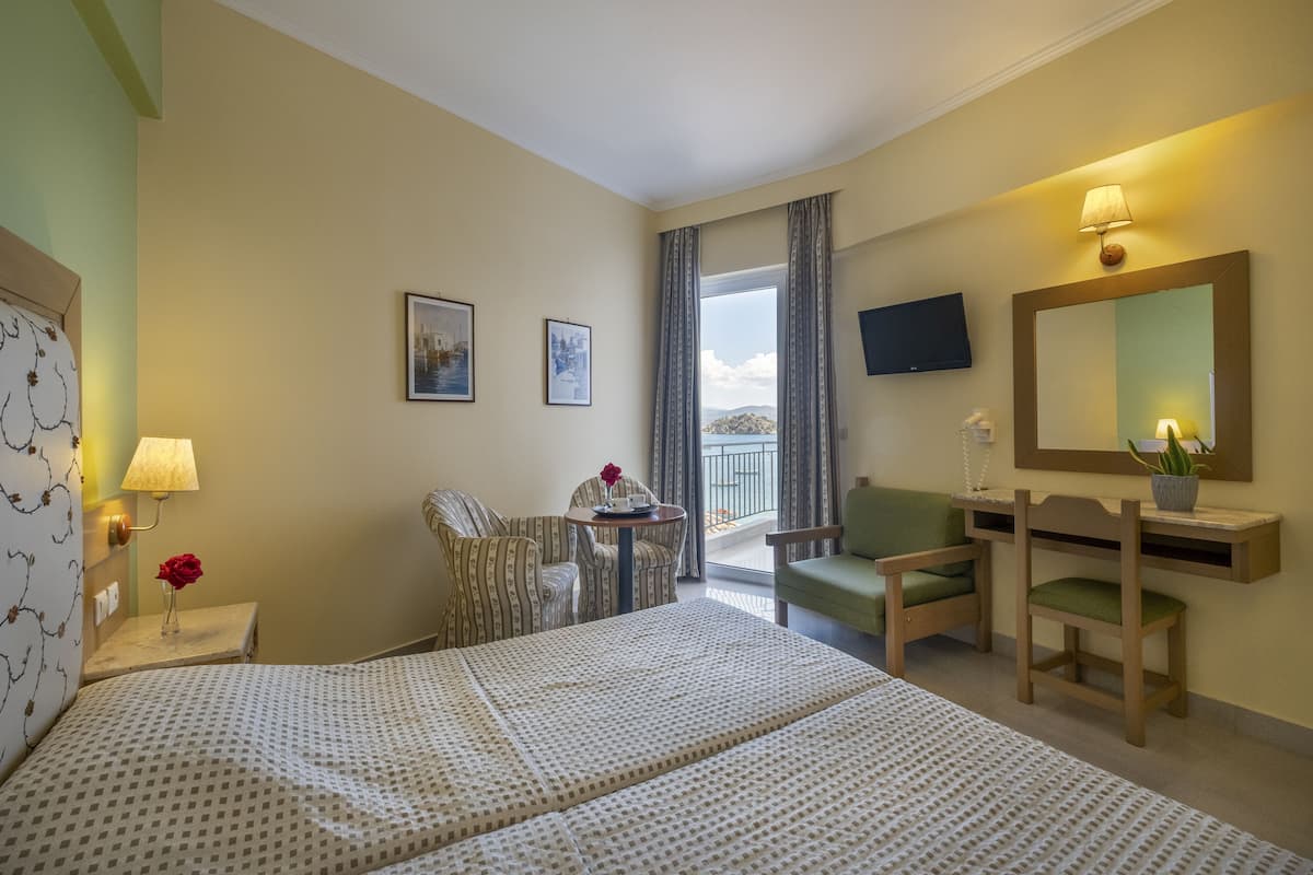 Standaard kamer, gedeeltelijk uitzicht op zee | Een kluis op de kamer, extra bedden, gratis wifi