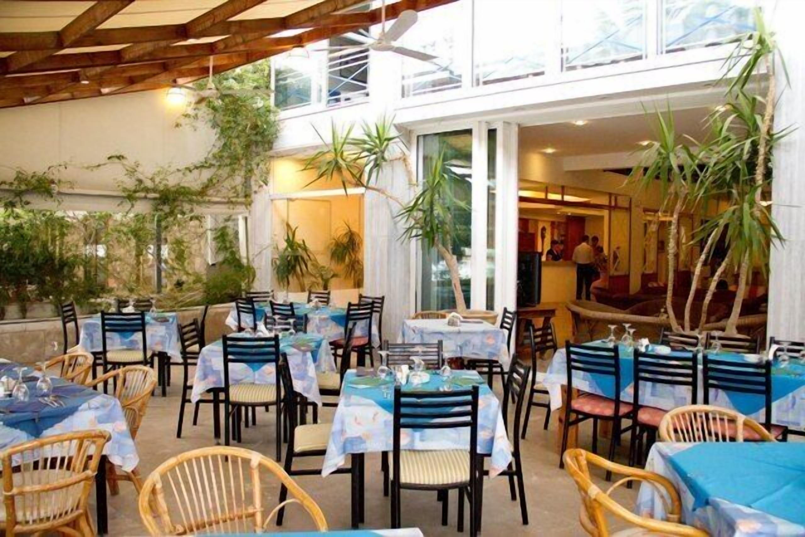 breakfast, lunch and dinner served