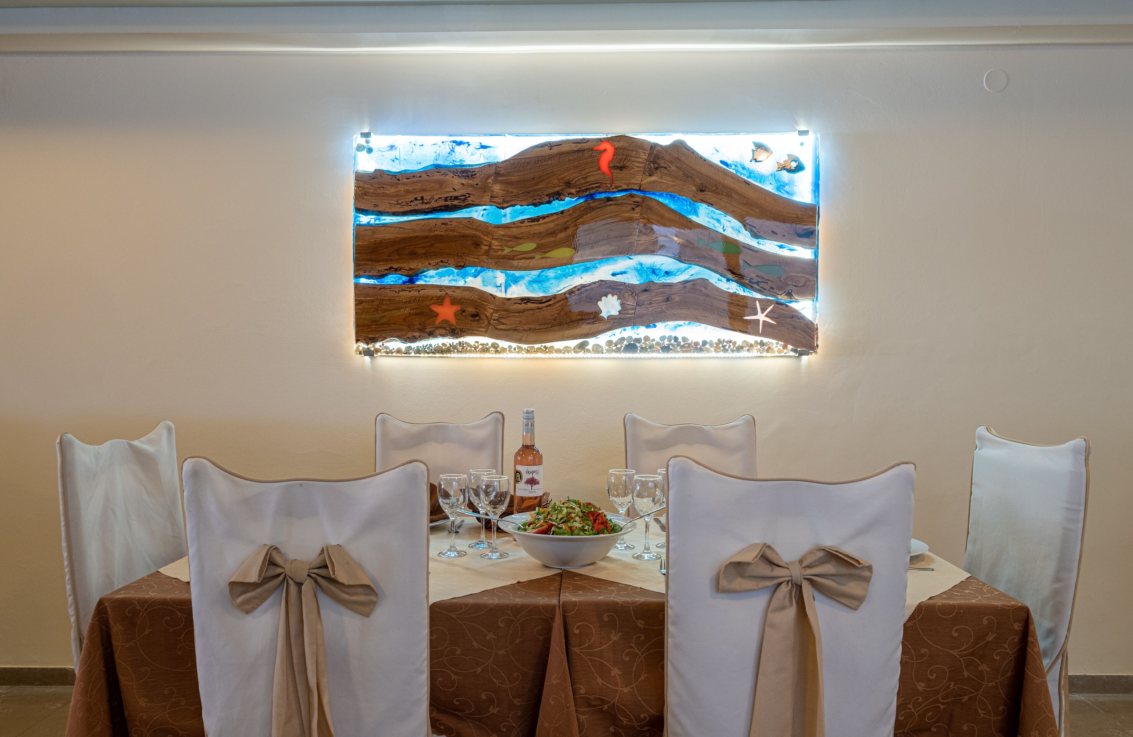 breakfast, lunch and dinner served