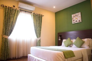 Desk, laptop workspace, free WiFi, bed sheets - Atlantic Hotel And Suites (Lagos)