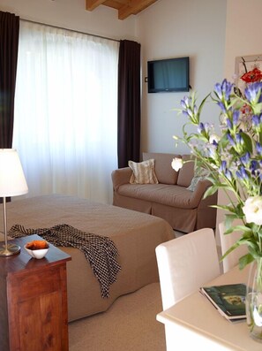 Double Room Single Use | Desk, soundproofing, free cots/infant beds, rollaway beds