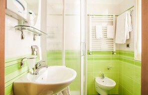 Shower, free toiletries, hair dryer, bidet - Hotel Zurigo (Varazze)