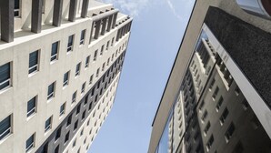 A tall building with a modern architectural style, featuring a series of balconies and windows. - Hotel Diego de Almagro Providencia (Santiago)