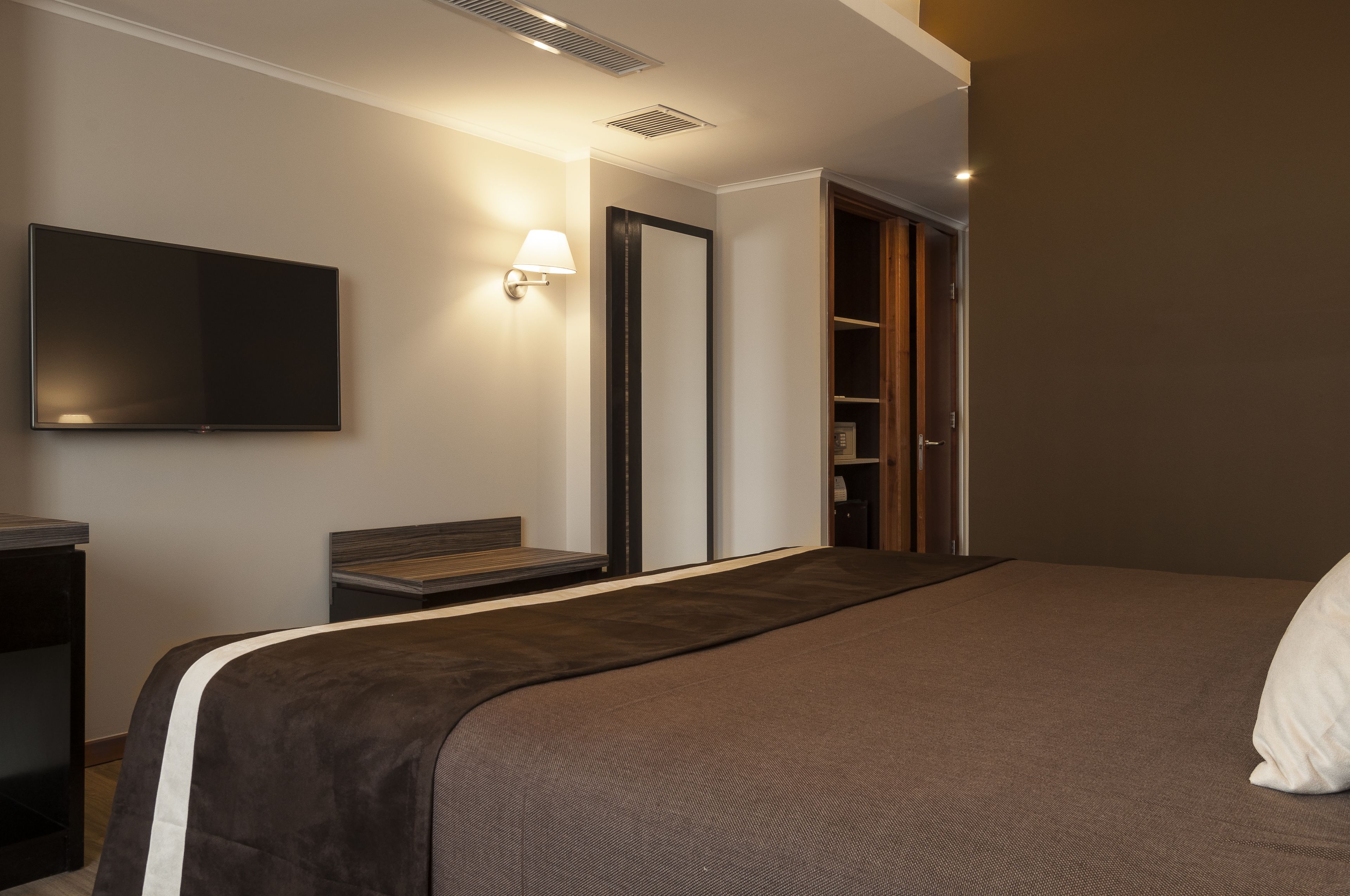 Minibar, caja de seguridad en la habitación y cortinas blackout 