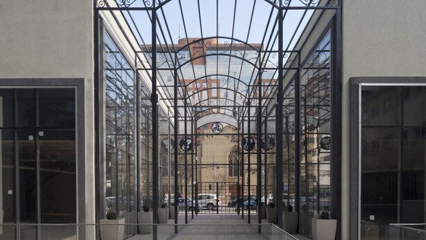 A modern building entrance with glass doors and a metal archway. - Hotel Diego de Almagro Providencia (Santiago)