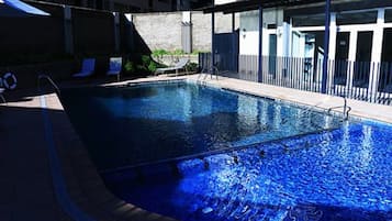 Kolam renang outdoor, dengan kursi berjemur