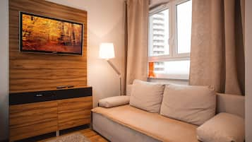 Comfort appartement, balkon | Woonkamer | Een flatscreentelevisie