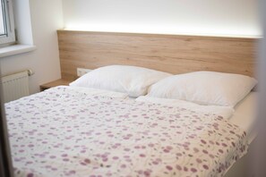 1 habitación, decoración personalizada, muebles diferentes y escritorio 