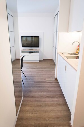 Refrigerador con freezer, microondas, horno, placa de cocina