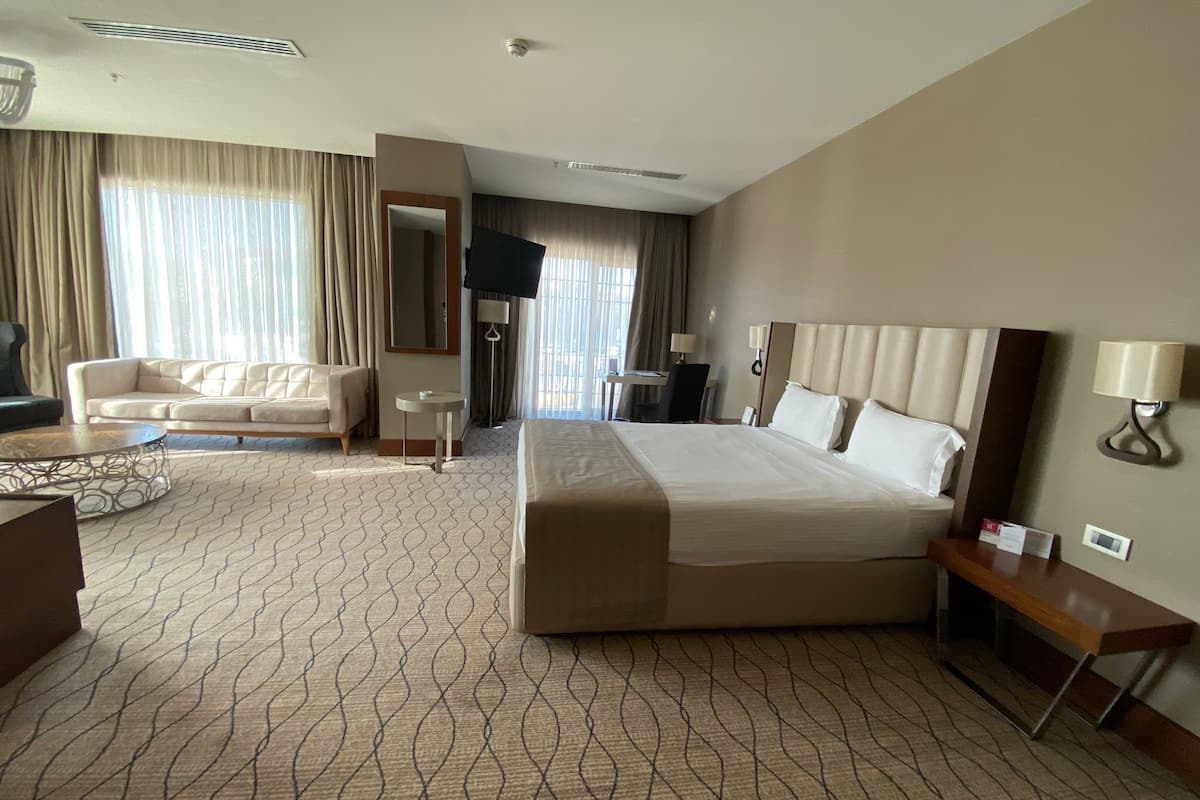 Junior Suit | Minibar, in-room safe, desk, blackout curtains