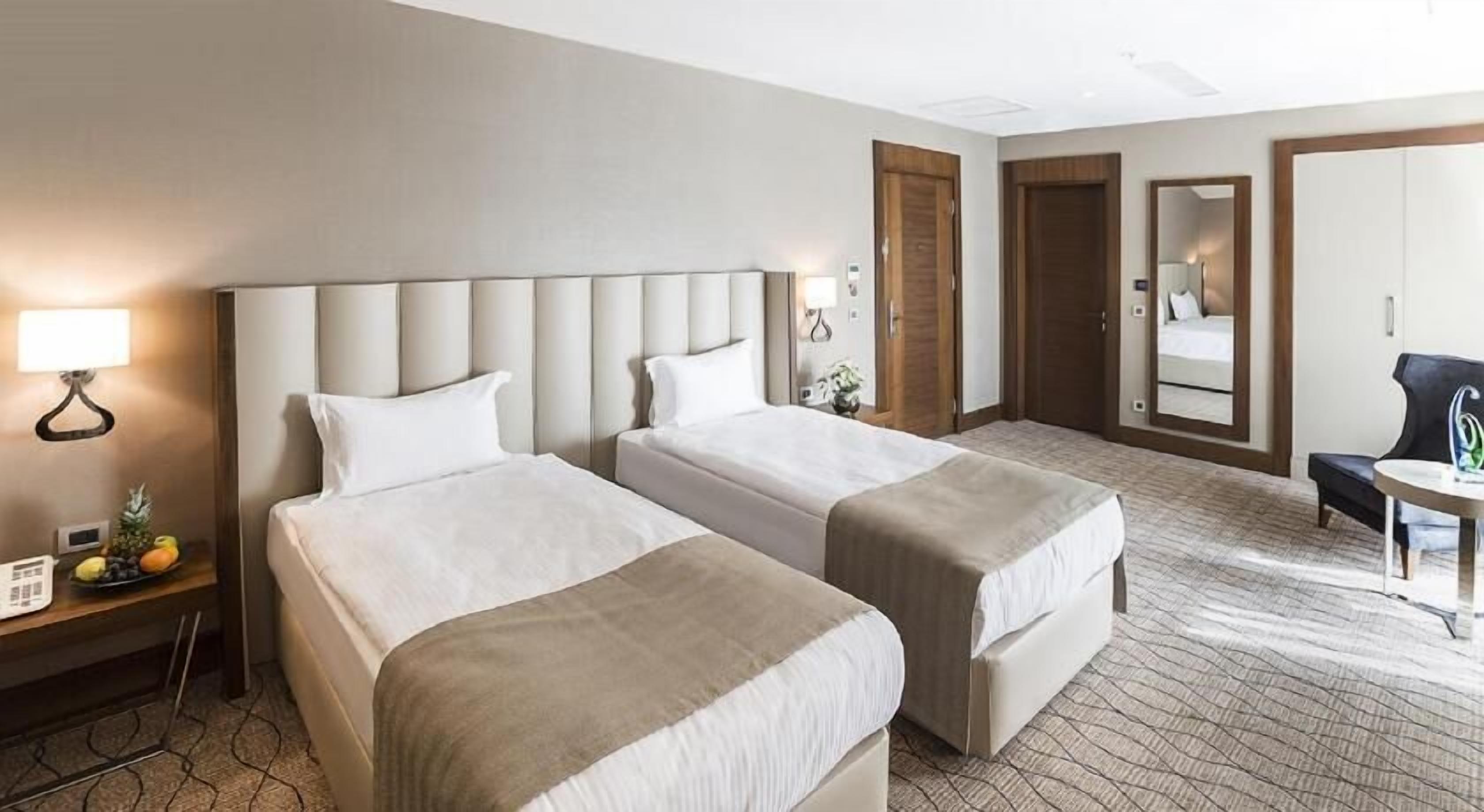 Minibar, Zimmersafe, Schreibtisch, Verdunkelungsvorhänge