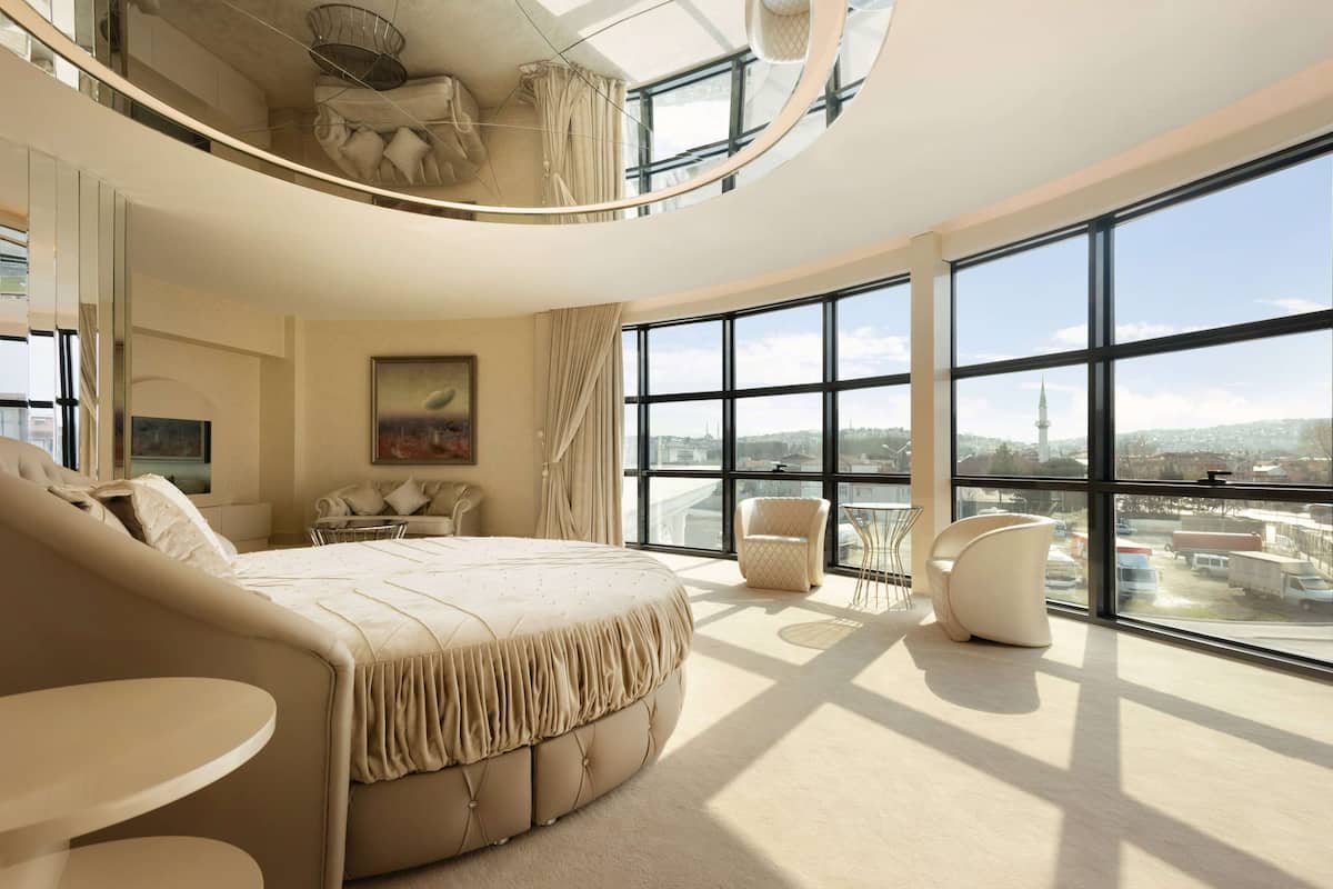 Honeymoon Suit | Minibar, in-room safe, desk, blackout curtains