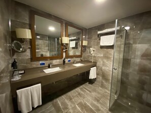 Junior Suit | Badezimmer | Bademäntel, Hausschuhe, Handtücher