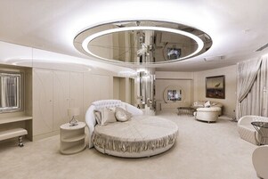 Honeymoon Suit | Minibar, coffres-forts dans les chambres, bureau, rideaux occultants