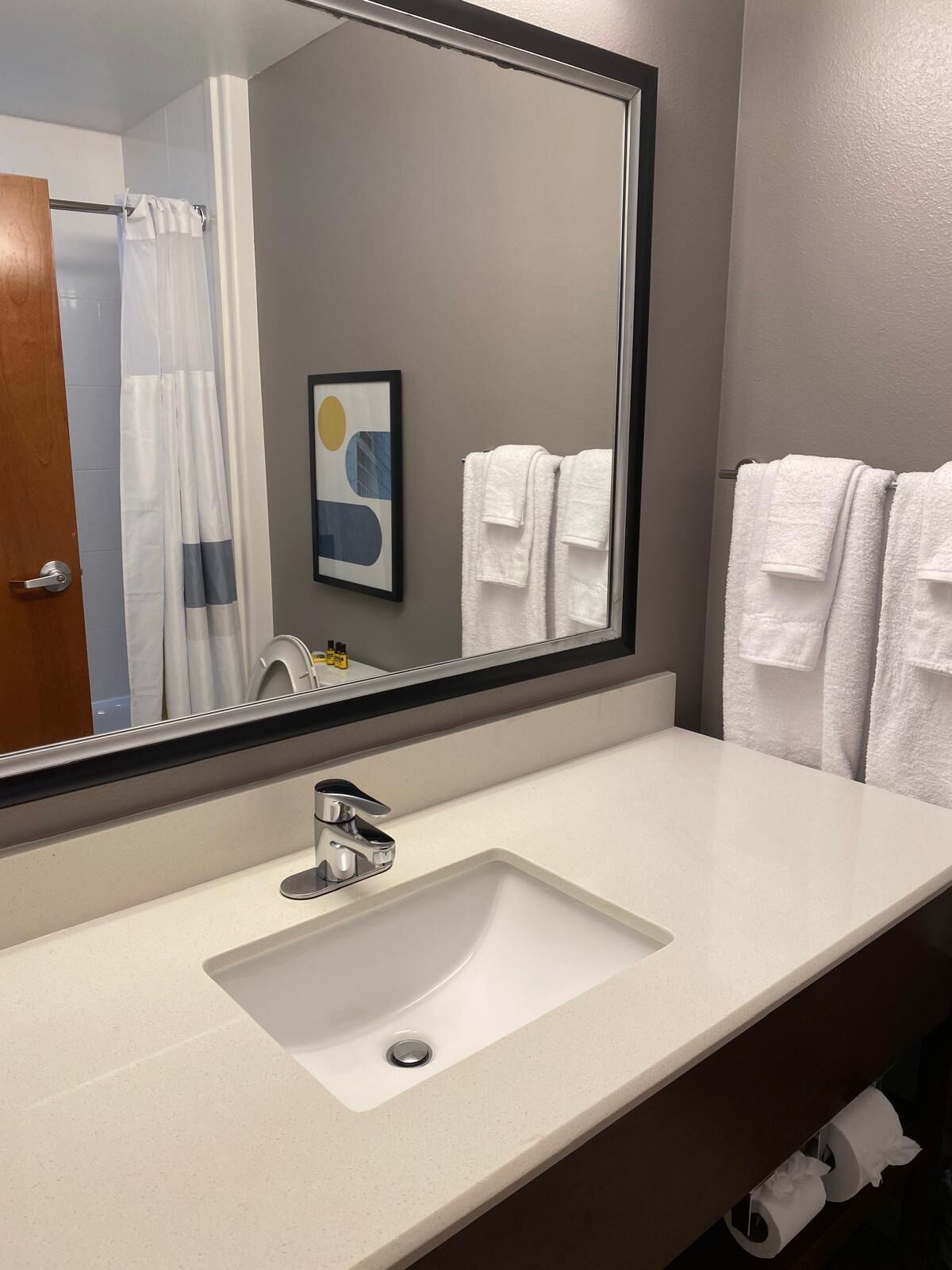 Amenidades de baño gratuitas, secadora de cabello, toallas, jabón 
