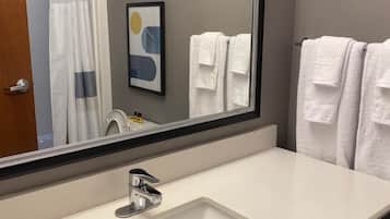 Combined shower/tub, free toiletries, hair dryer, towels