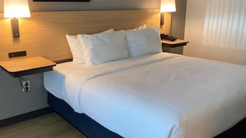 Quarto, 1 cama King | Camas com colchões pillow-top, escrivaninha