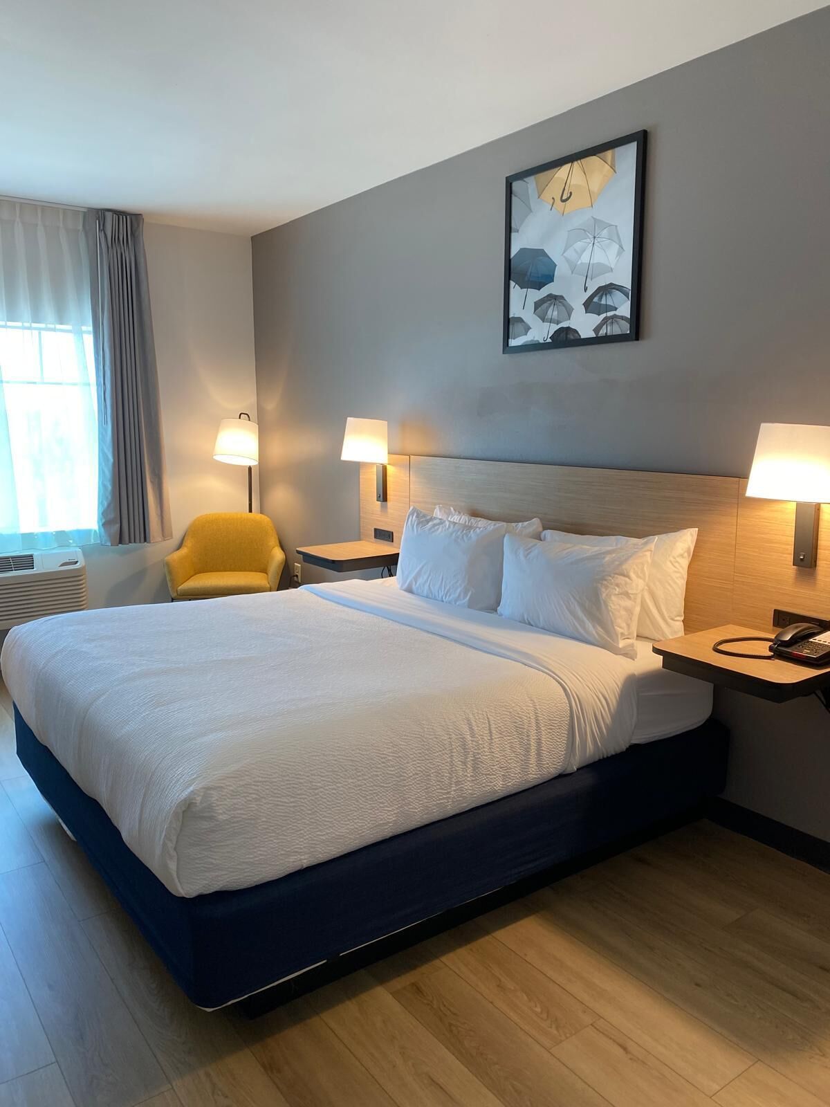 Camas con pillow-top, escritorio y espacio para trabajar con laptop 