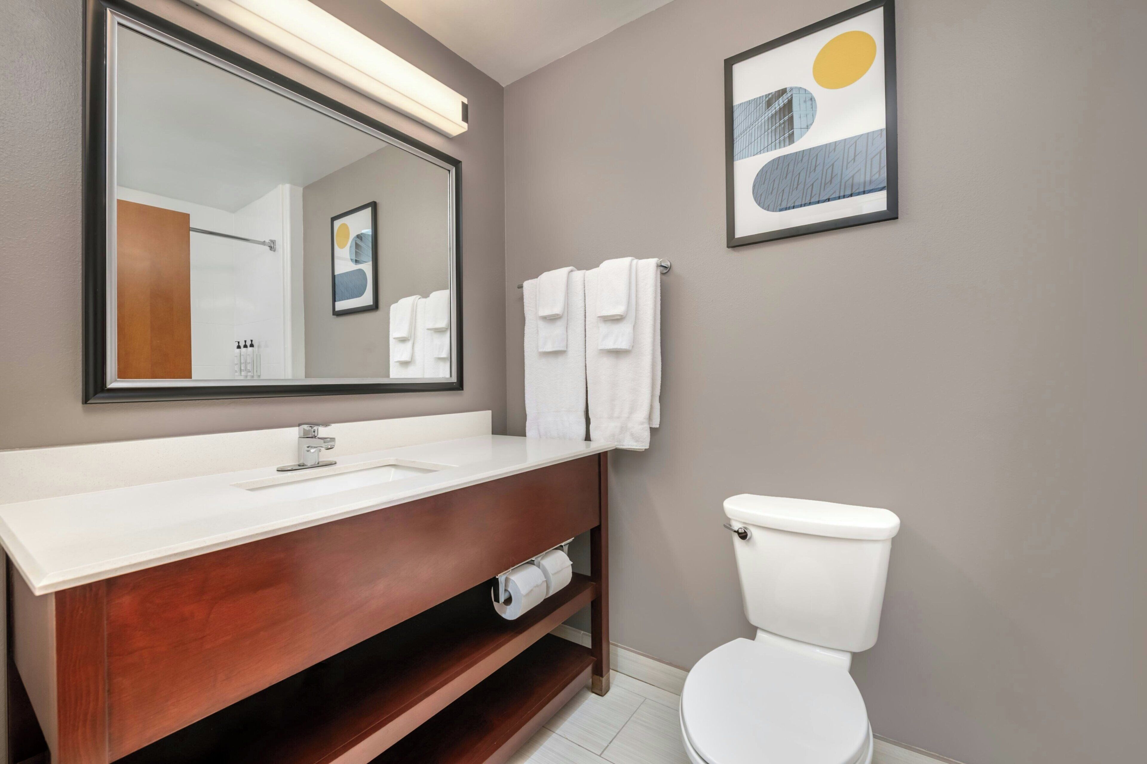 Combined shower/bathtub, free toiletries, hair dryer, towels