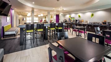 朝食 (フル ブレックファスト)、毎日提供 (無料)