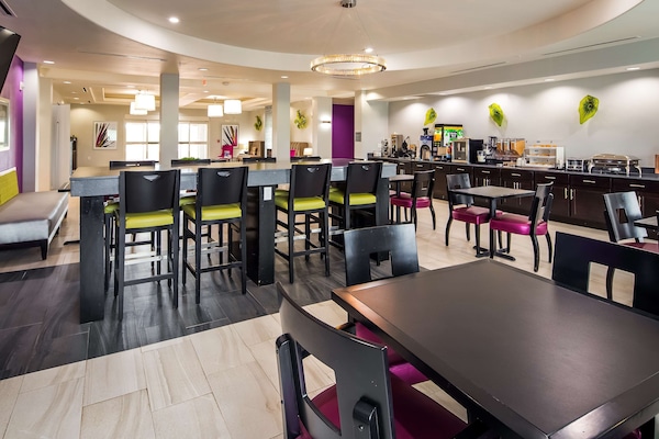 Café da manhã completo grátis todos os dias