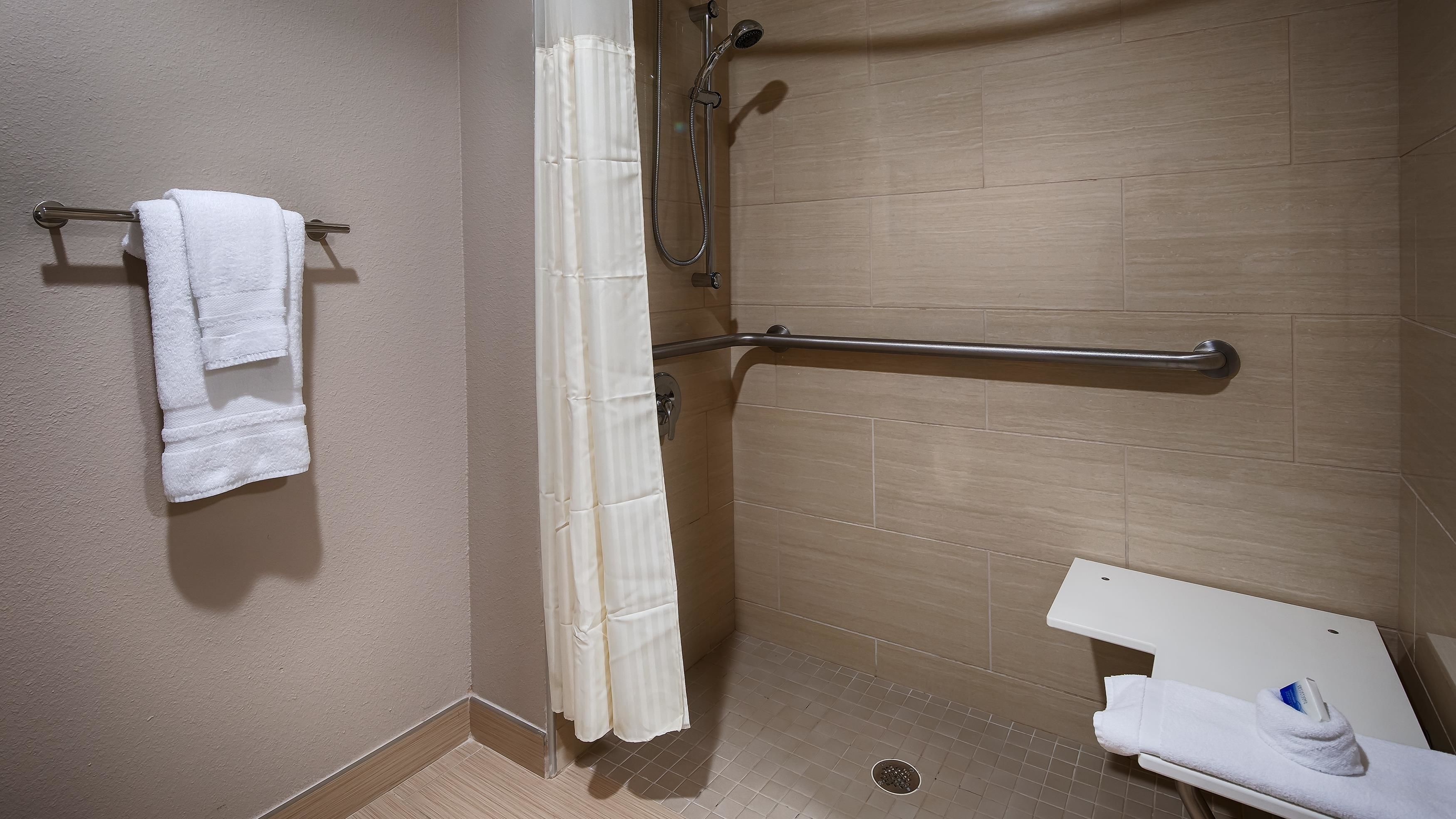 standard room, 1 king bed, accessible, non smoking | bathroom | combined shower/bathtub, hair dryer, towels