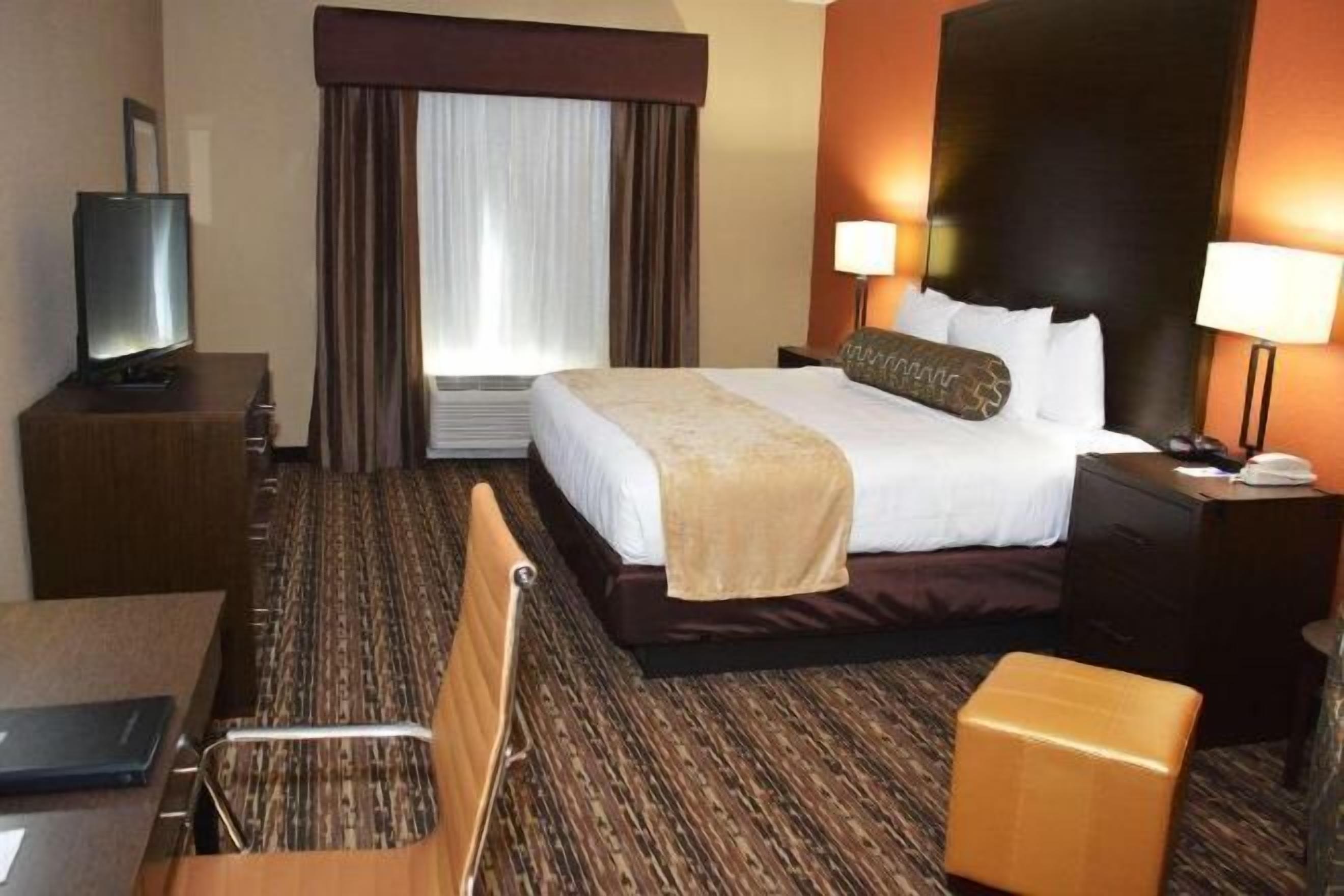 Premium bedding, pillowtop beds, desk, laptop workspace