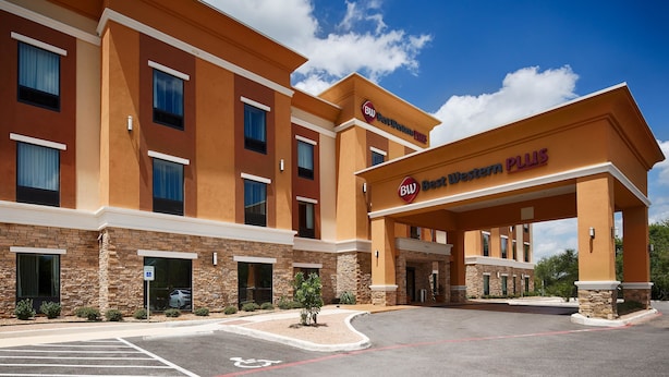 Un hôtel Best Western Plus doté d’une façade moderne, de plusieurs entrées et d’un parking.
