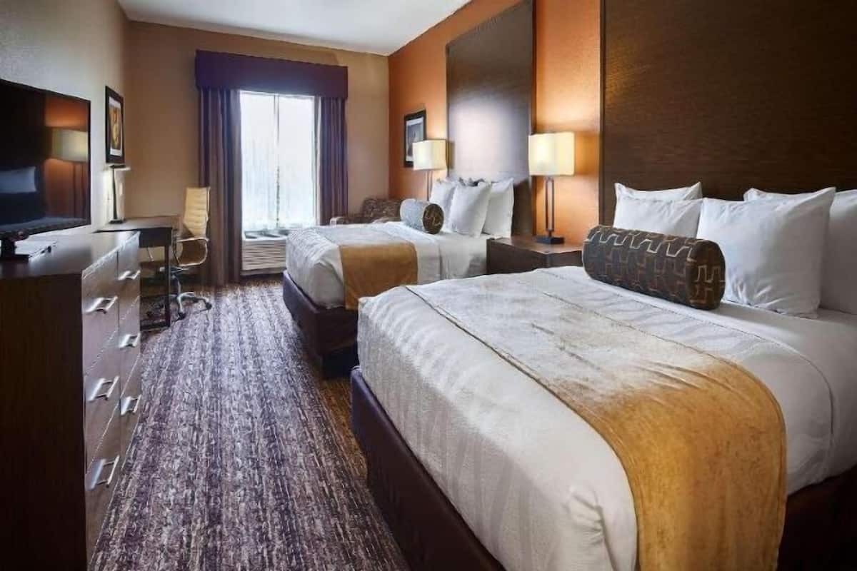 Ropa de cama de alta calidad, camas con pillow-top y escritorio