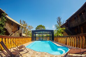 Outdoor pool, pool umbrellas, pool loungers - Hotel Praia do Rosa (Imbituba)