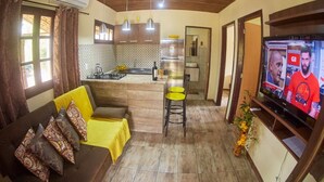 House | Living area | LCD TV - Hotel Praia do Rosa (Imbituba)