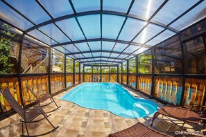 Outdoor pool, pool umbrellas, pool loungers - Hotel Praia do Rosa (Imbituba)