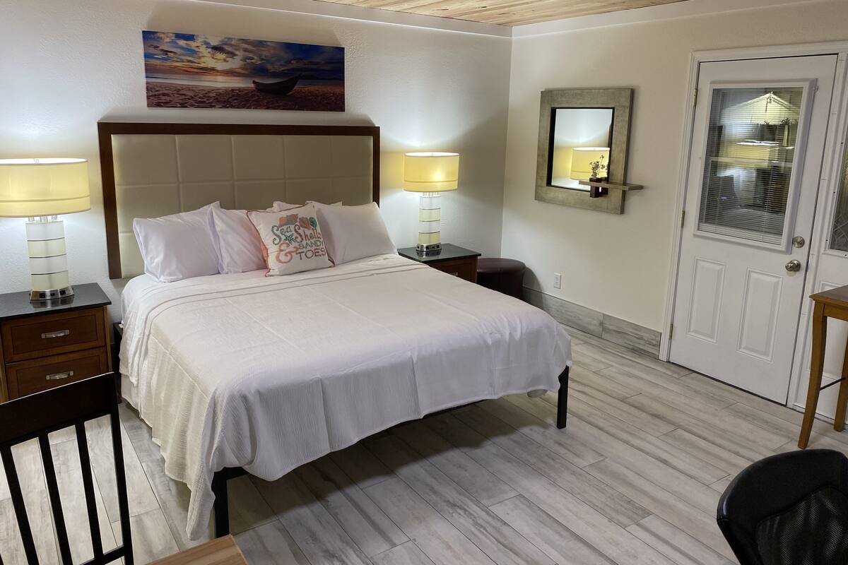 Kamar Single Premium, 1 Tempat Tidur King, Bebas Asap Rokok | Selimut bulu angsa, ruang kerja ramah laptop, dan setrika/meja setrika