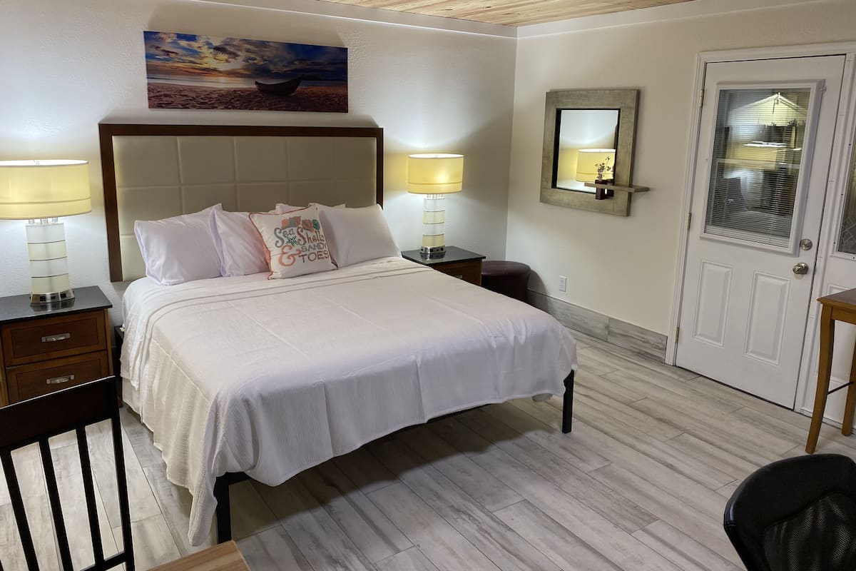 Habitación individual Premium, 1 cama King size, para no fumadores | 1 habitación, edredón, decoración personalizada y muebles diferentes