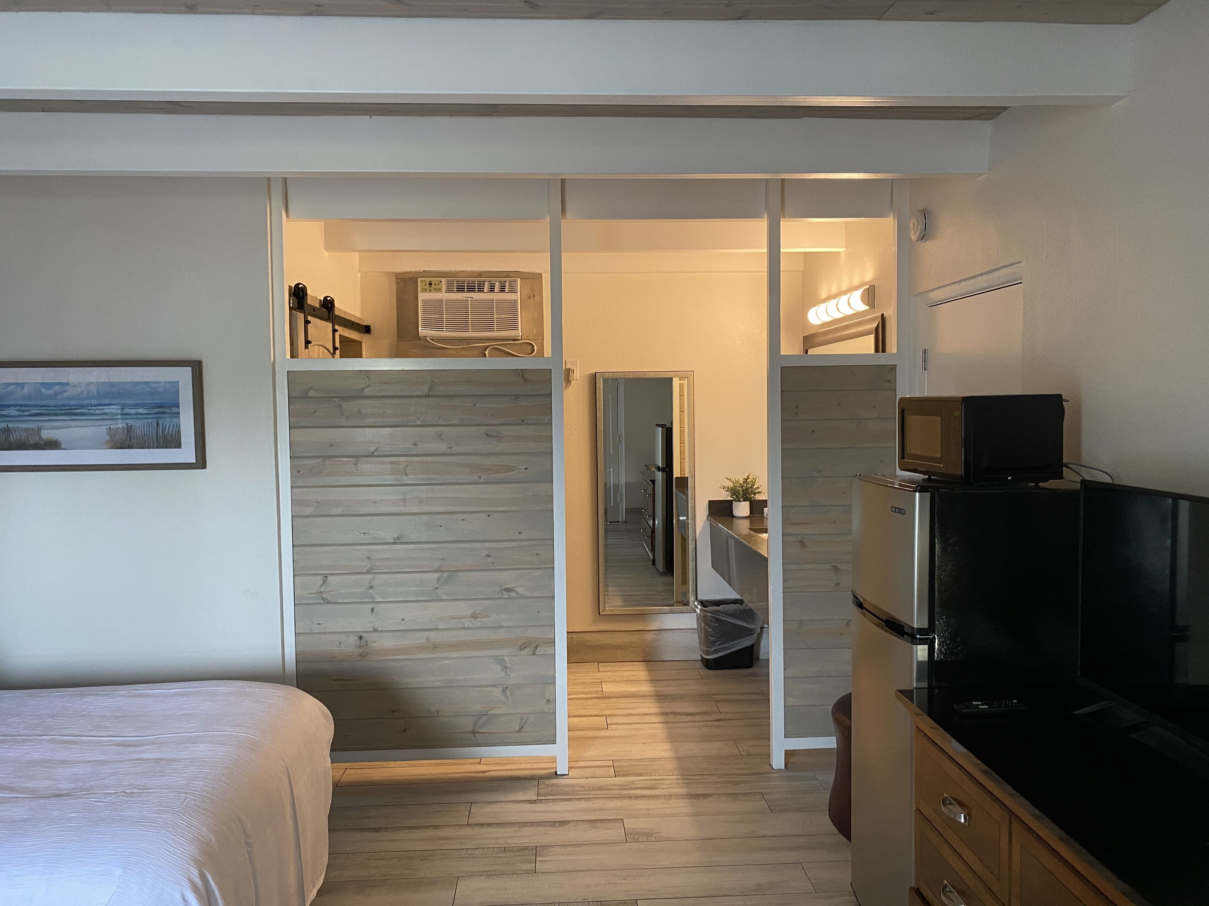 Habitación doble estándar, 2 camas matrimoniales, para no fumadores | Área de sala de estar | Televisión de pantalla plana de 39 pulgadas con canales por cable 