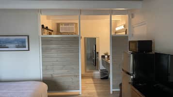 Habitación doble estándar, 2 camas matrimoniales, para no fumadores | Área de sala de estar | Televisión de pantalla plana de 39 pulgadas con canales por cable