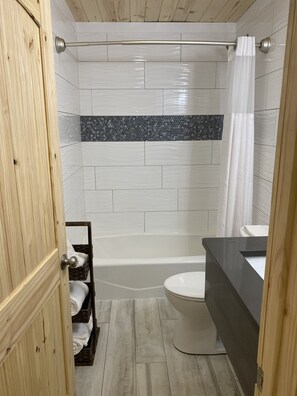 Premium Single Room, 1 King Bed, Non Smoking | Bathroom - Gulf Coast Inn (Gulf Breeze)