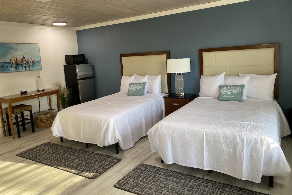 Kamar Double Standar, 2 Tempat Tidur Double, Bebas Asap Rokok | Selimut bulu angsa, ruang kerja ramah laptop, dan setrika/meja setrika