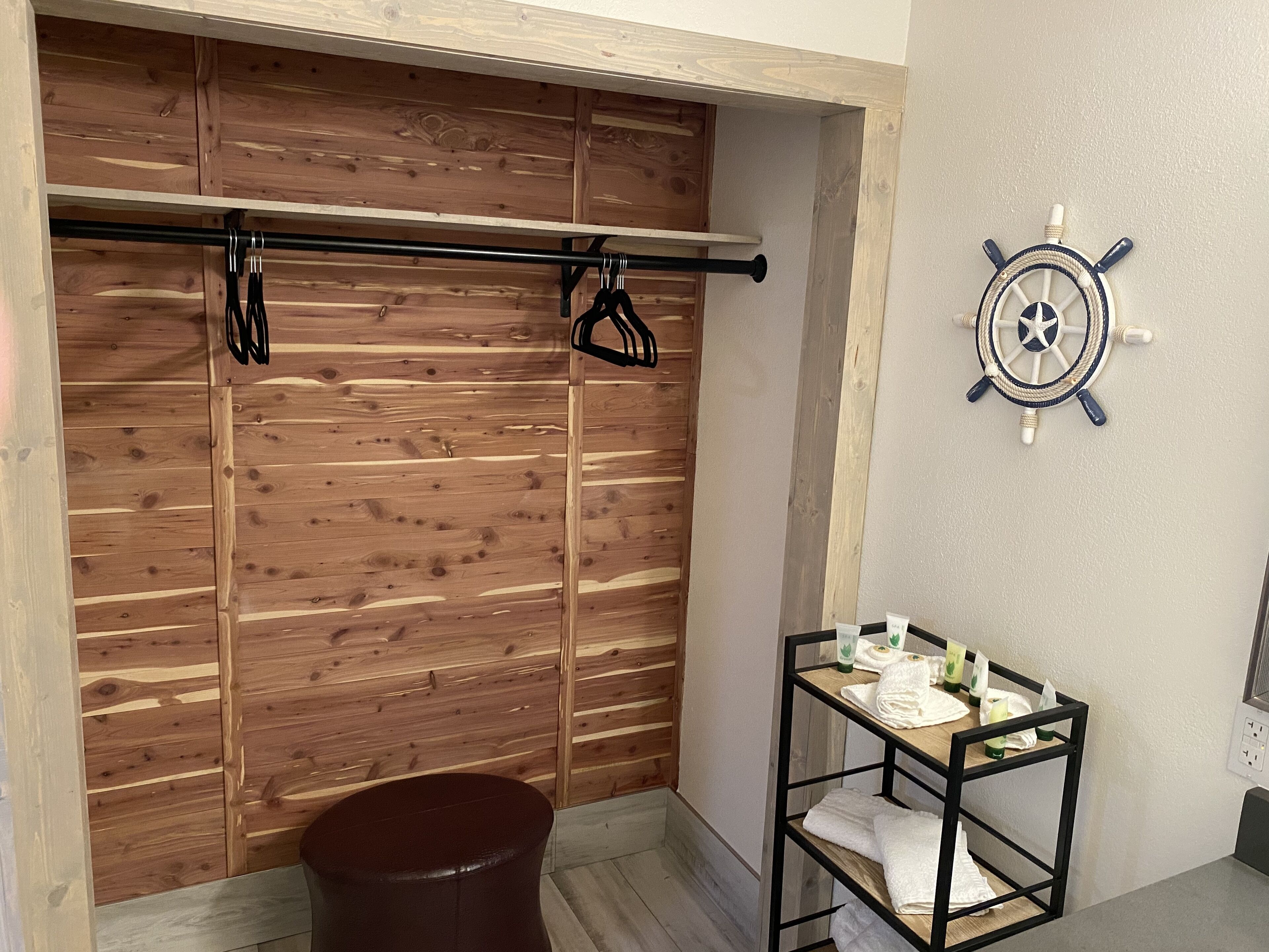 Habitación doble estándar, 2 camas matrimoniales, para no fumadores | Baño | Secadora de cabello y toallas 