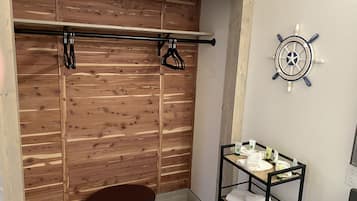 Habitación doble estándar, 2 camas matrimoniales, para no fumadores | Baño | Secadora de cabello y toallas