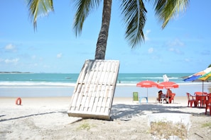 Plage, chaises longues, parasols