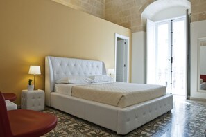 Deluxe-Doppelzimmer, Balkon (Donna) | 1 Schlafzimmer, Minibar, Zimmersafe, individuell dekoriert