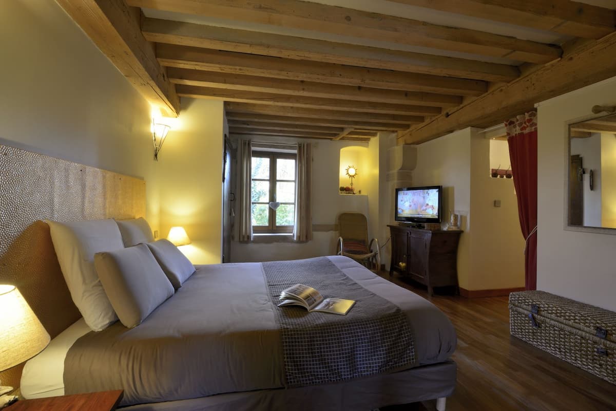 Suite Confort, 1 grand lit, salle de bain attenante | Literie de qualité, système d’insonorisation, fer et planche à repasser